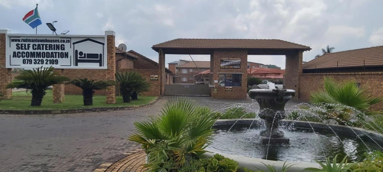 Rudman Townhouses - Family Apartment Boksburg Ngoại thất bức ảnh