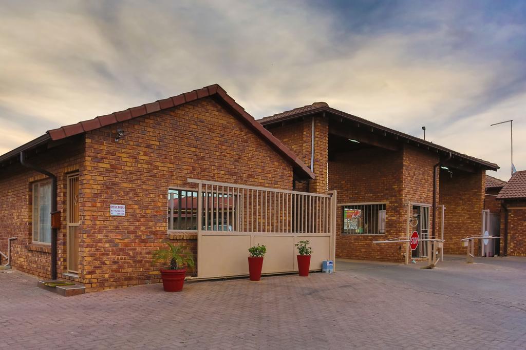 Rudman Townhouses - Family Apartment Boksburg Ngoại thất bức ảnh